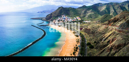 Playa de Las Teresitas, mit Blick auf das Meer, das Dorf und die Berge, Teneriffa, Spanien. Stockfoto