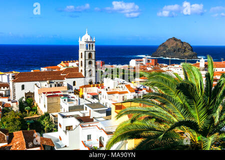 Traditionelle Garachico Dorf mit Kirche, Häuser und Rock, Teneriffa, Spanien. Stockfoto