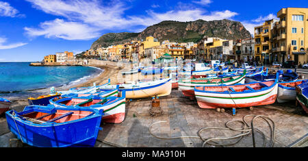 Traditionelle Aspra Dorf, mit bunten Häusern und Fischerboote, Sizilien, Italien. Stockfoto