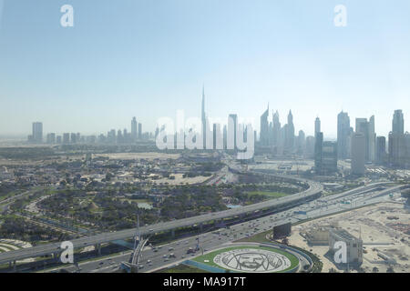 Dubai, Vereinigte Arabische Emirate. März 2018. Blick auf den Burj Khalifa und die Sheikh Zayed Road vom Dubai Frame aus Stockfoto