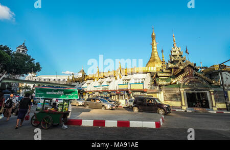 Yangon, Myanmar und Oktober 15, 2015. Ansicht der Sule Pagode in Yangon, Myanmar. Die Sule Pagode ist eine Burmesische stupa im Herzen der Innenstadt von Yangon entfernt. Stockfoto