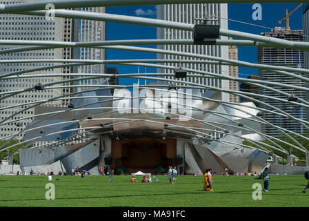 Jay Pritzker Pavilion, Millennium Park (ein Teil der Grant Park) Chicago, Illinois. Trellis Netzwerk Lautsprechersystem halten. Edelstahl Kopfbedeckung ab Stockfoto