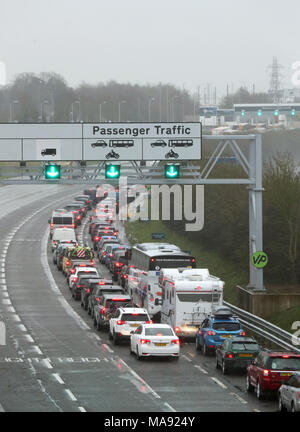 Warteschlangen für den Eurotunnel in Folkestone, Kent, wie das Osterwochenende ist einer der geschäftigsten in Jahren für Reisende. Stockfoto