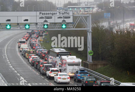 Warteschlangen für den Eurotunnel in Folkestone, Kent, wie das Osterwochenende ist einer der geschäftigsten in Jahren für Reisende. Stockfoto