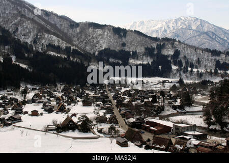 Der Ausblick Blick auf Shirakawa-go im Winter in Japan. Das Hotel liegt recht weit (aber mit dem Bus erreichbar). In Gifu, Februar 2018 getroffen Stockfoto