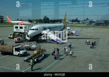 Passagiere mit EasyJet und Monarch Airlines nach Luton Airport, London, Großbritannien Stockfoto