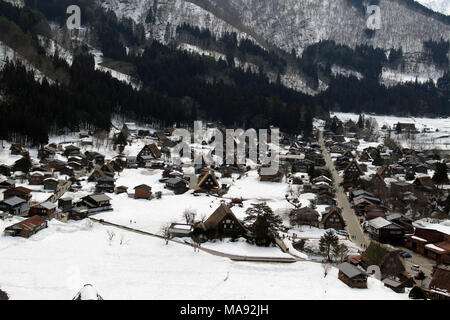 Der Ausblick Blick auf Shirakawa-go im Winter in Japan. Das Hotel liegt recht weit (aber mit dem Bus erreichbar). In Gifu, Februar 2018 getroffen Stockfoto