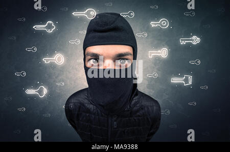 Einbrecher stehen Werkzeuge in seiner Hand. Stockfoto