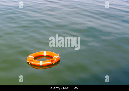 Ein rettungsring auf dem Wasser schwimmend für Konzept verwenden Stockfoto