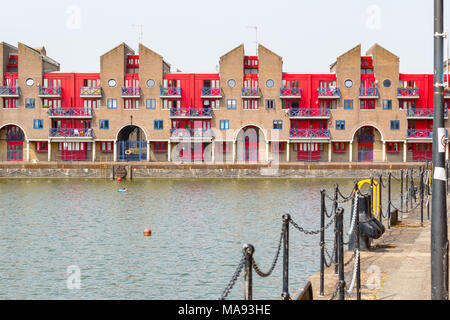 Dockside Apartments in Shadwell Becken, Teil der Londoner Docks in London Stockfoto