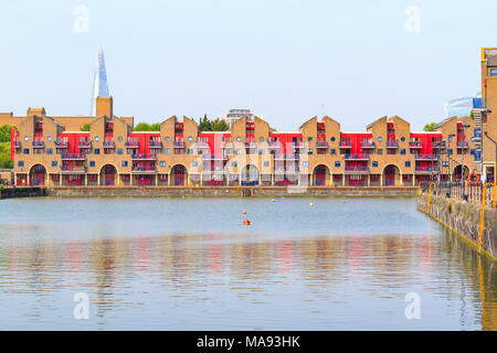 Dockside Apartments in Shadwell Becken, Teil der Londoner Docks in London Stockfoto