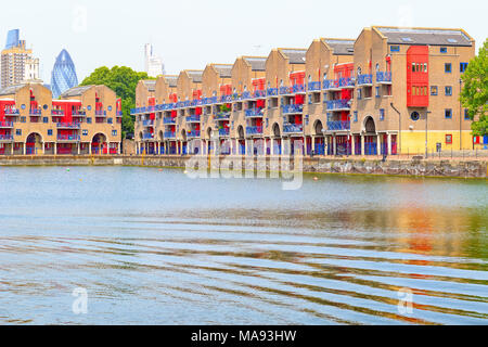 Dockside Apartments in Shadwell Becken, Teil der Londoner Docks in London Stockfoto