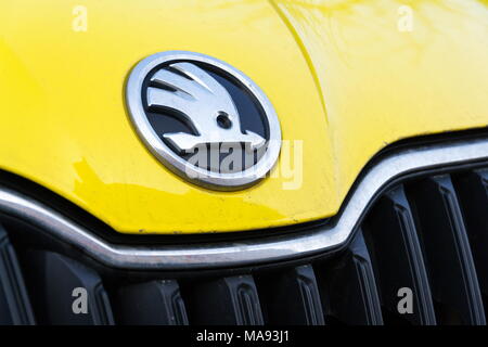 Prag, tschechische Republik - 25. MÄRZ 2018: Skoda Auto Automobilhersteller aus Volkswagen Konzern Firmenlogo auf Gelb schmutzig Auto am 25. März 2018 in Stockfoto