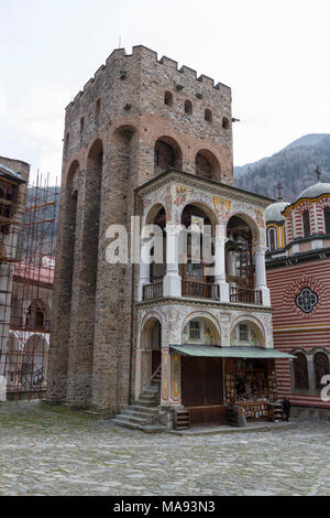 Der Turm von Hrelyu im Rila Kloster (Kloster des Hl. Ivan von Rila) in Rila, Bulgarien. Stockfoto