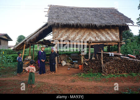 Dorf und Haus in der Nähe des Inle Lake im Bundesstaat Shan, Myanmar, Burma Stockfoto