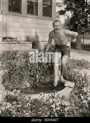 Charles Ruggles, Werbung Portrait Tests das Wasser des Aquariums an seinem Haus, East Setauket, New York, USA, durch Shalitt für Paramount Pictures, 1930 Stockfoto