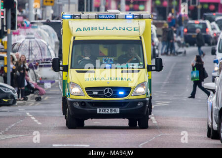 Unfall Hilfe Ambulanz Hilfe medic medical Medizin beruf Sanitäter Sanitäter Gefahr Arzt Notfall ems Dringlichkeit dringende Fahrzeug Stockfoto