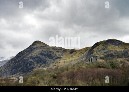 Dolbadarn Schloss, in der Nähe von Llanberis in Nord Wales, war im frühen 13. Jahrhundert von der walisischen Fürsten als Llywelyn die Große gebaut, bekannt. Stockfoto