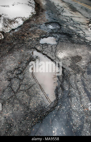 Schlagloch in der Straße mit Asphalt nach Frühling Tauwetter Stockfoto