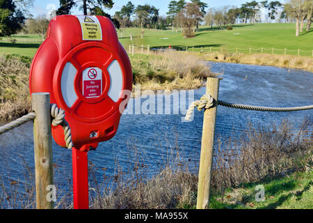 Lebensrettende Ring auf Post von Seil Zaun durch Fluss Salwarpe, Droitwich Spa, Großbritannien montiert Stockfoto