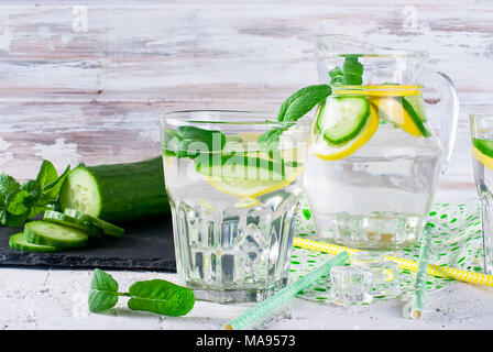 Erfrischende Gurke Cocktail, Limonade, detox Wasser in einer Brille auf einem weißen Hintergrund. Im Sommer trinken. Stockfoto