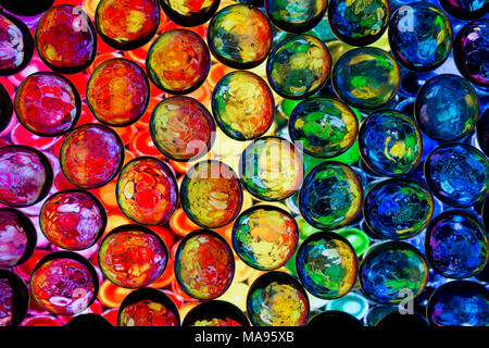 Bunte runde Glas Nuggets/Kiesel Stockfoto