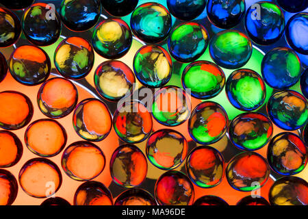 Bunte runde Glas Nuggets/Kiesel Stockfoto