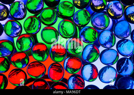 Bunte runde Glas Nuggets/Kiesel Stockfoto