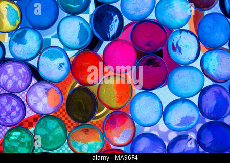 Bunte runde Glas Nuggets/Kiesel Stockfoto