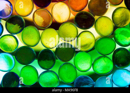 Bunte runde Glas Nuggets/Kiesel Stockfoto