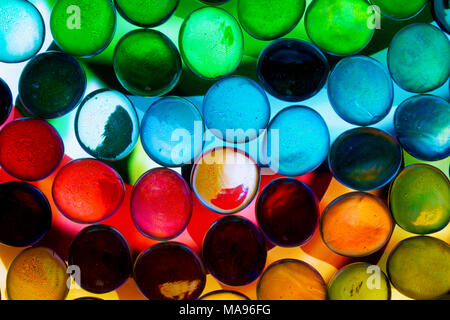 Bunte runde Glas Nuggets/Kiesel Stockfoto