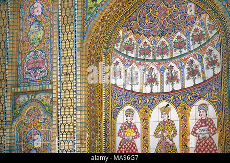 Shiraz. Qavam Haus oder 'e Narenjestan Ghavam', 1879-1886 von Mirza Ibrahim Khan. Qajar Periode. Wand verkleidet mit tin-Glasierte keramische vor dem Garten, drei Qajari zahlen. Provinz Fars. Iran. Stockfoto