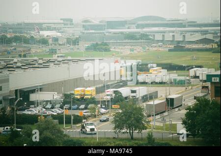 John F Kennedy International Airport, einschließlich der DHL Cargo Terminal, an einem Diesigen morgen in Queens, New York City, New York, 1943. () Stockfoto