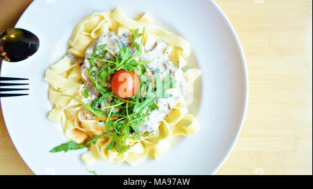 Makkaroni und Käse mit Garnelen und Tomaten Stockfoto