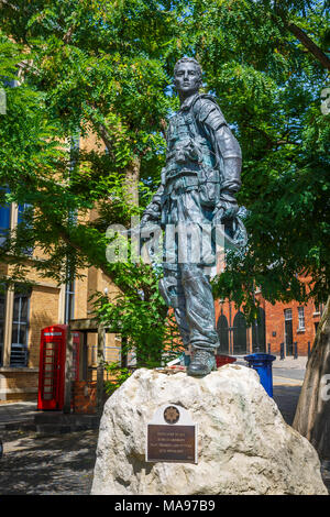 Statue eines irischen Scots Guards im Kampf Kleid mit Plakette für Irische Gardisten, Motto "Quis Separabit", Windsor, Berkshire, Großbritannien Stockfoto