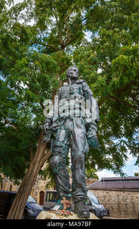 Statue eines irischen Scots Guards im Kampf Kleid mit Plakette zu Irischen Gardisten, Motto "quis separabit", Windsor, Berkshire, Großbritannien gewidmet Stockfoto