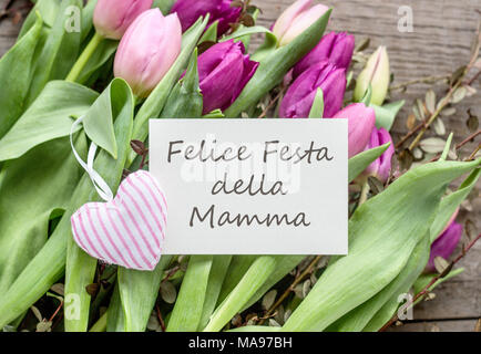 Grußkarte zum Muttertag mit rosa und violett Tulpen, Herz und italienische Text: Happy Mother's Day Stockfoto