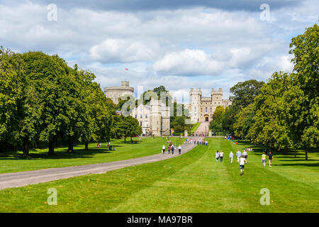 Iconic königliche Residenz und historischen Gebäude Schloss Windsor gesehen entlang der langen Spaziergang in Windsor Great Park an einem sonnigen Tag im Sommer Stockfoto