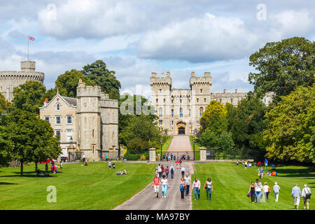 Iconic königliche Residenz und historischen Gebäude Schloss Windsor gesehen entlang der langen Spaziergang in Windsor Great Park an einem sonnigen Tag im Sommer Stockfoto