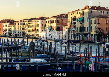 Liegeplatz Pole (briccola) am Canale Grande oder Grand Canal, kleine Dock mit angelegten Boote und Wohngebäuden im Hintergrund Stockfoto