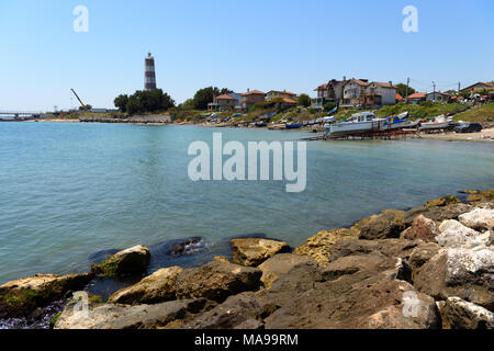 Szczedrzyk, Bulgarien - 21. Juli 2017: Das Dorf von schabla und der älteste Leuchtturm in Bulgarien - im Jahr 1856 an der Küste des Schwarzen Meeres gebaut Stockfoto