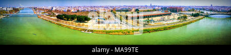 Der Fluss Guadalquivir und die Stadt Sevilla ab Schlinder Turm in Insel Cartuja gesehen. Hochauflösende Panorama aus 7 Frames. Stockfoto