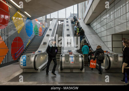 Rolltreppen an der Tottenham Court Road U-Bahnstation. Stockfoto
