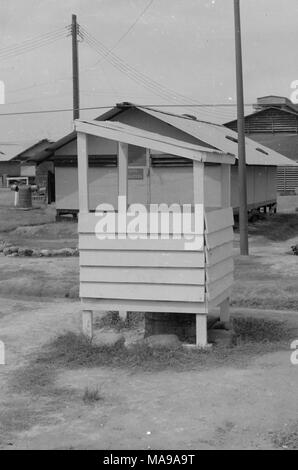 Schwarz-weiß Foto, mehrere Gebäude, darunter ein Holz- Guard-Post im Vordergrund, der Sergeant Viertel im Mittelgrund, und mehrere andere Kaserne in den Hintergrund, die in Vietnam während des Vietnam Krieges fotografiert (1955-1975), 1968. () Stockfoto