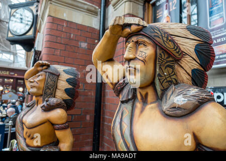 Holz schnitzen von Indianern außerhalb von Havanna in Windsor, UK. Stockfoto