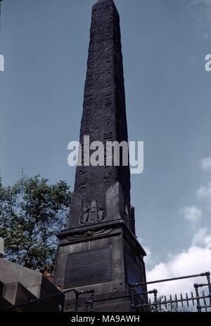 Cleopatra's Needle, ein ägyptischer Obelisk aus Alexandria transportiert und am Victoria Embankment, London, Vereinigtes Königreich, an einem sonnigen Tag, 1955. () Stockfoto