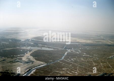 Luftbild mit Blick auf west-südwestlich der Nachbarschaften von Meadowmere, Haken Creek, Meyer Hafen, North Woodmere, Rosedale, Brookville, entlang der Grenze zwischen der Gemeinde von Queens, New York City, und Nassau County, Long Island, New York, März, 1959. Viele Häuser und Strukturen werden sichtbar entlang der Kanäle in den Sumpfgebieten an der linken Flanke zur Mitte. Reihen der Fläche Wohnungen sind bei extremen rechten Ecke gesehen, mit Blick auf den Haken Creek links unten. Die wasserstraße so diagonal durch das marschland vor dem Entleeren in die Jamaica Bay in der Ferne. Sie GESCHWUNGENE am mittleren Rahmen ist Thurston Becken, Bor Stockfoto