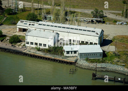 Delta Research Station. 2008 Luftaufnahme von bestehenden Strukturen am bevorzugten Ort der geplanten Delta Research Station entlang des Sacramento River in Rio Vista, Kalifornien. Stockfoto