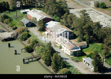 Delta Research Station. 2008 Luftaufnahme von bestehenden Strukturen am bevorzugten Ort der geplanten Delta Research Station entlang des Sacramento River in Rio Vista, Kalifornien. Stockfoto