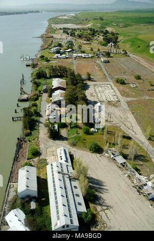 Delta Research Station. 2008 Luftaufnahme von bestehenden Strukturen am bevorzugten Ort der geplanten Delta Research Station entlang des Sacramento River in Rio Vista, Kalifornien. Stockfoto